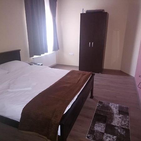 Hostel Prenociste Hrast Paraćin Exterior foto