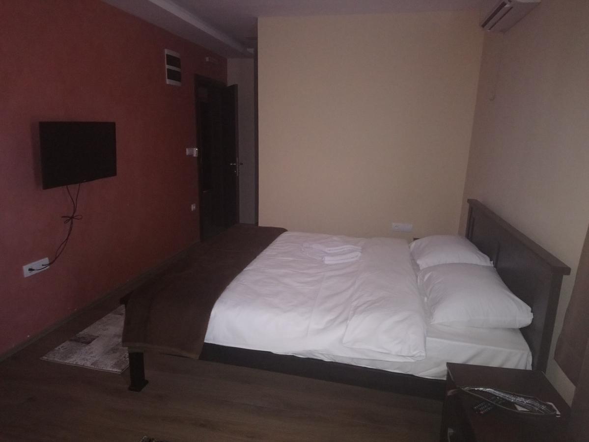 Hostel Prenociste Hrast Paraćin Exterior foto